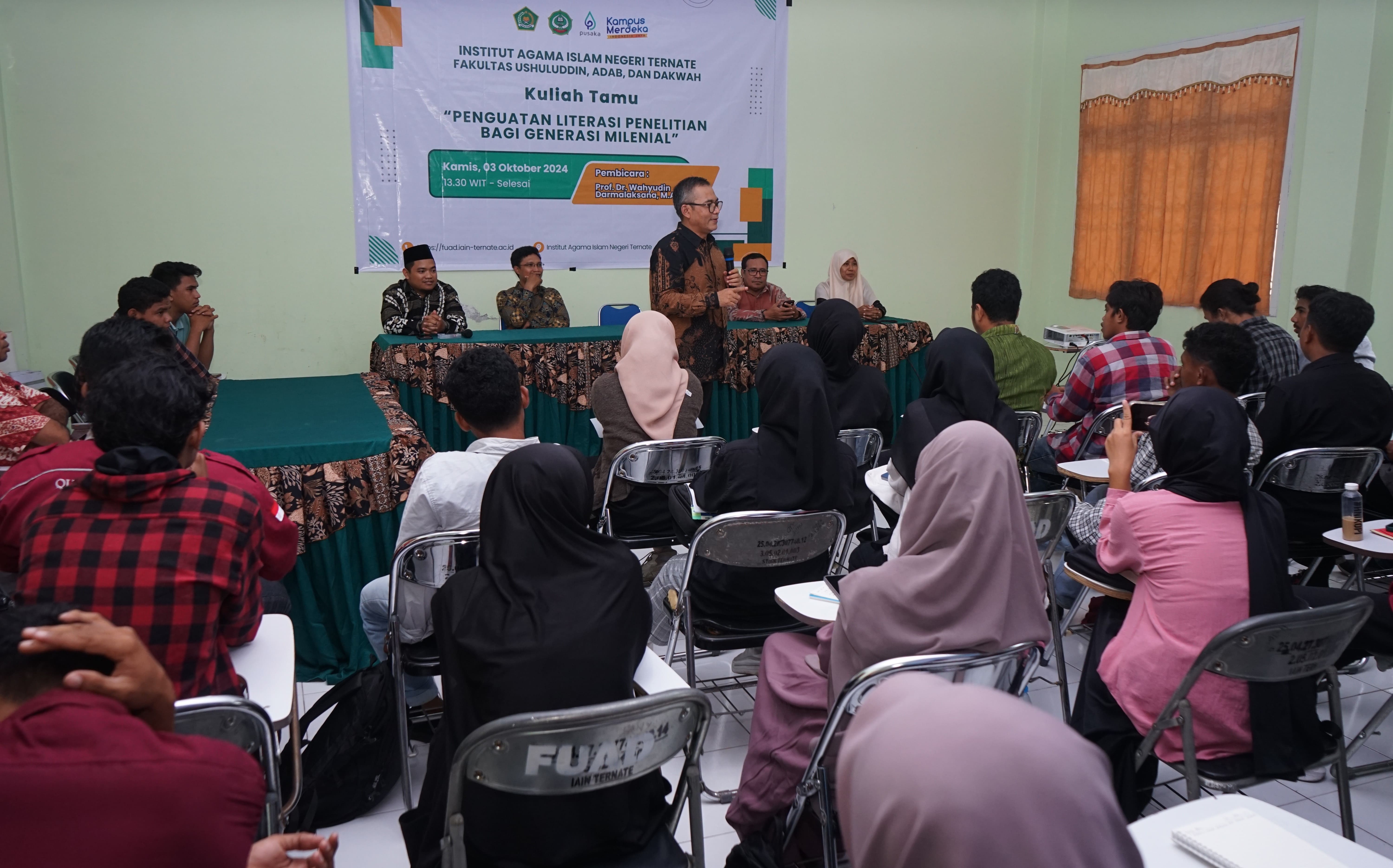 Mahasiswa Fakultas Ushuluddina Adab dan Dakwah, mengikuti dengan seksama Materi Kepenulisan