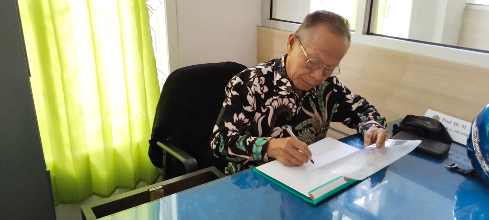 Prof. Dr. M.Djidin, M.Ag, selaku asesor internal terlihat sedang memeriksa LKD salah satu Dosen FUAD