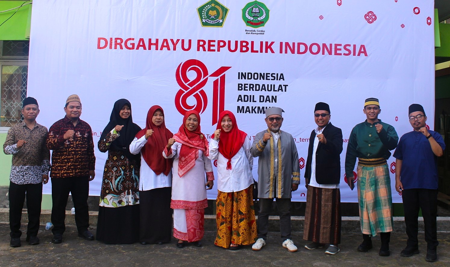 Pesona Pakaian Adat Warnai Upacara HUT Ke-81 RI di IAIN Ternate, Mahasiswa FUAD Terjun Langsung Asah Skill Dokumentasi
